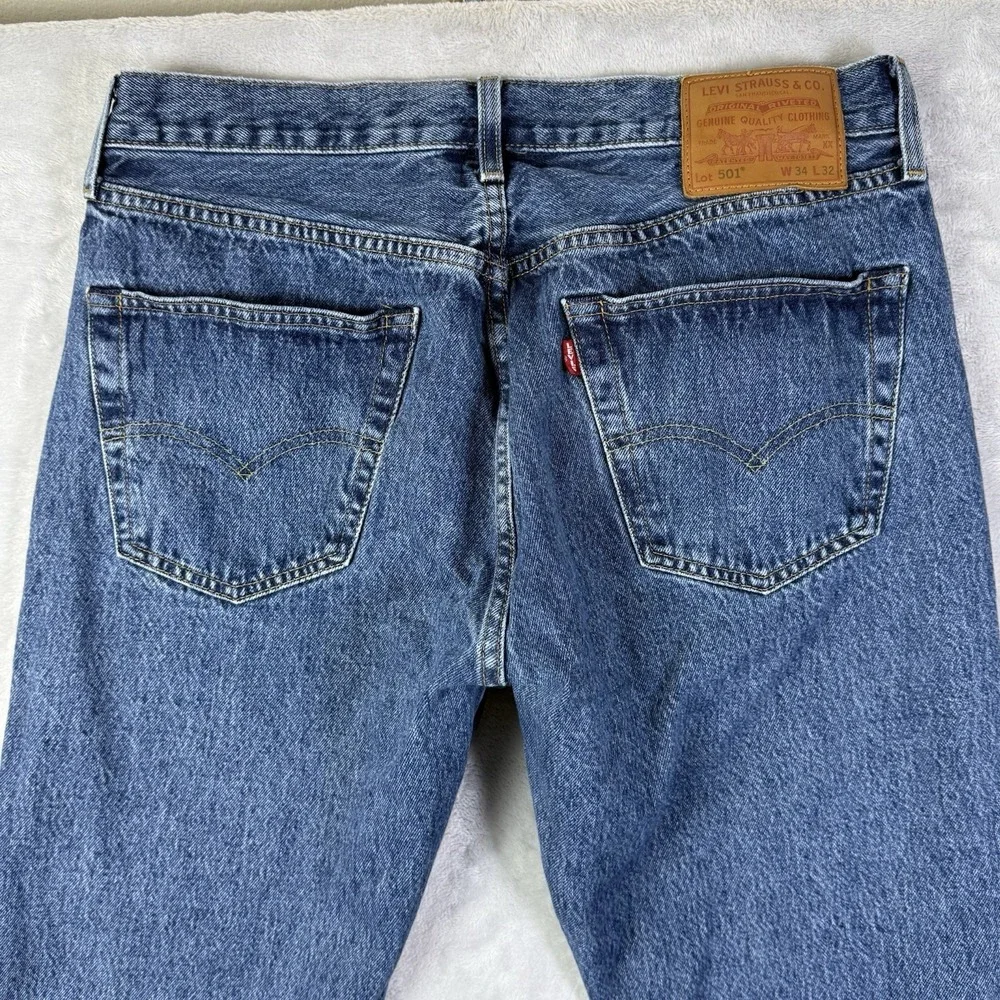 Levi's 501 Medium Wash Jeans Men's 34 x‎ 32 (actually 32x30) Casual Classic Blue